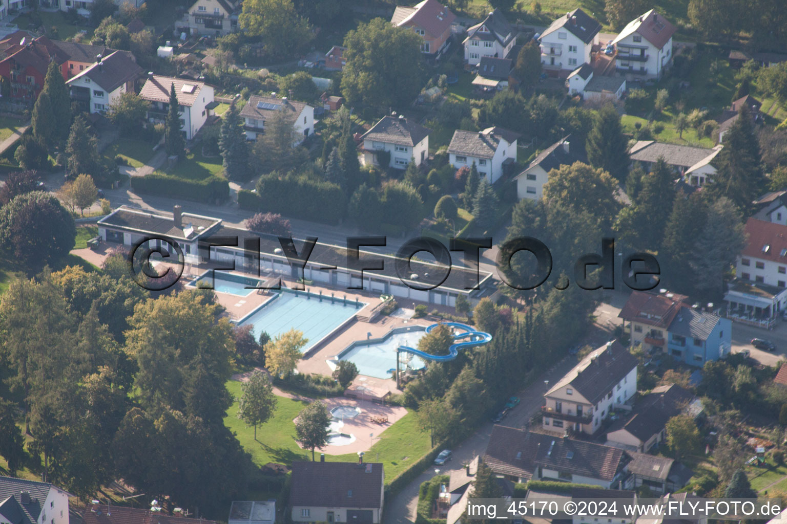 Vue aérienne de Piscine extérieure à le quartier Langensteinbach in Karlsbad dans le département Bade-Wurtemberg, Allemagne