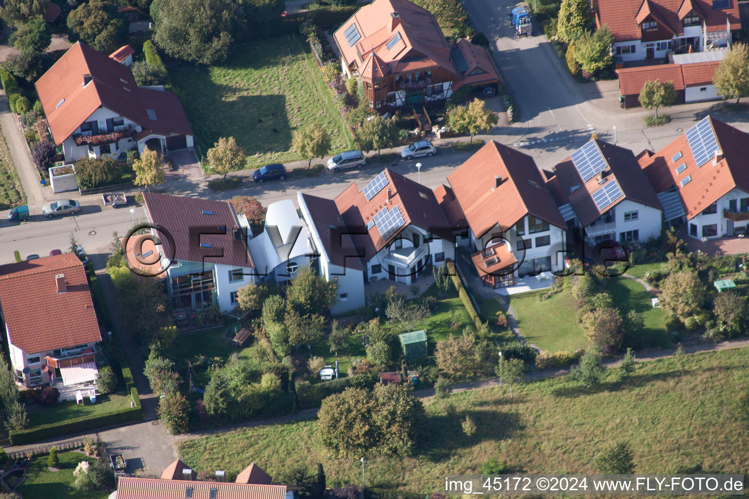 Vue oblique de Rue Mozart à le quartier Langensteinbach in Karlsbad dans le département Bade-Wurtemberg, Allemagne