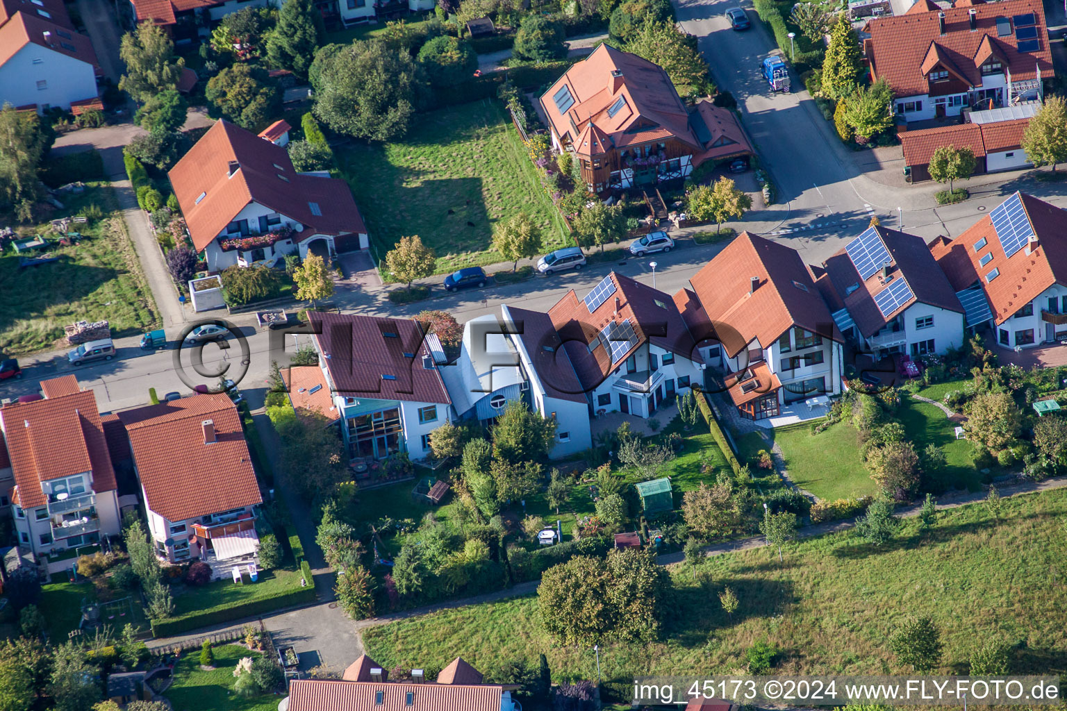 Vue oblique de Rue Mozart à le quartier Langensteinbach in Karlsbad dans le département Bade-Wurtemberg, Allemagne