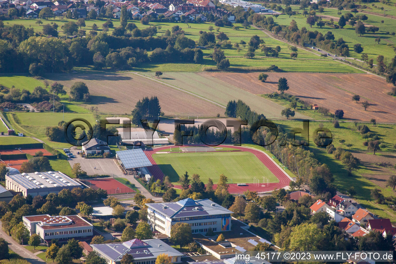 Terrains de sport de SV-1899 eV Langensteinbach à le quartier Langensteinbach in Karlsbad dans le département Bade-Wurtemberg, Allemagne du point de vue du drone
