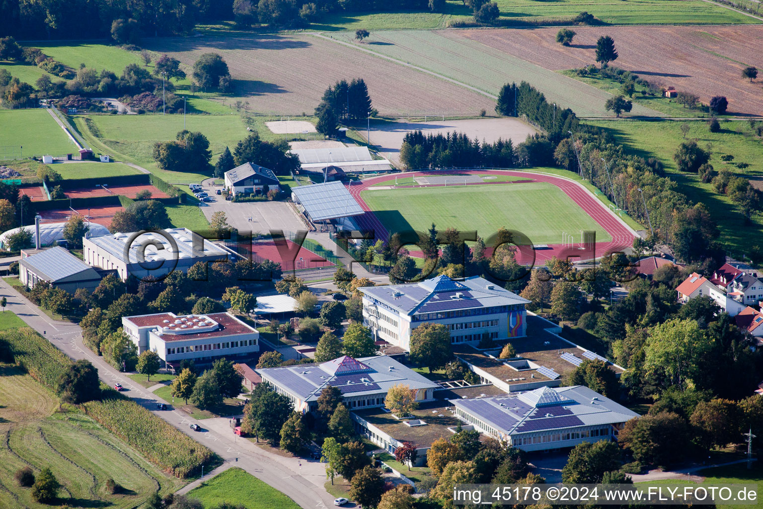 Vue aérienne de Centre scolaire Karlsbad-Langensteinbach à le quartier Langensteinbach in Karlsbad dans le département Bade-Wurtemberg, Allemagne