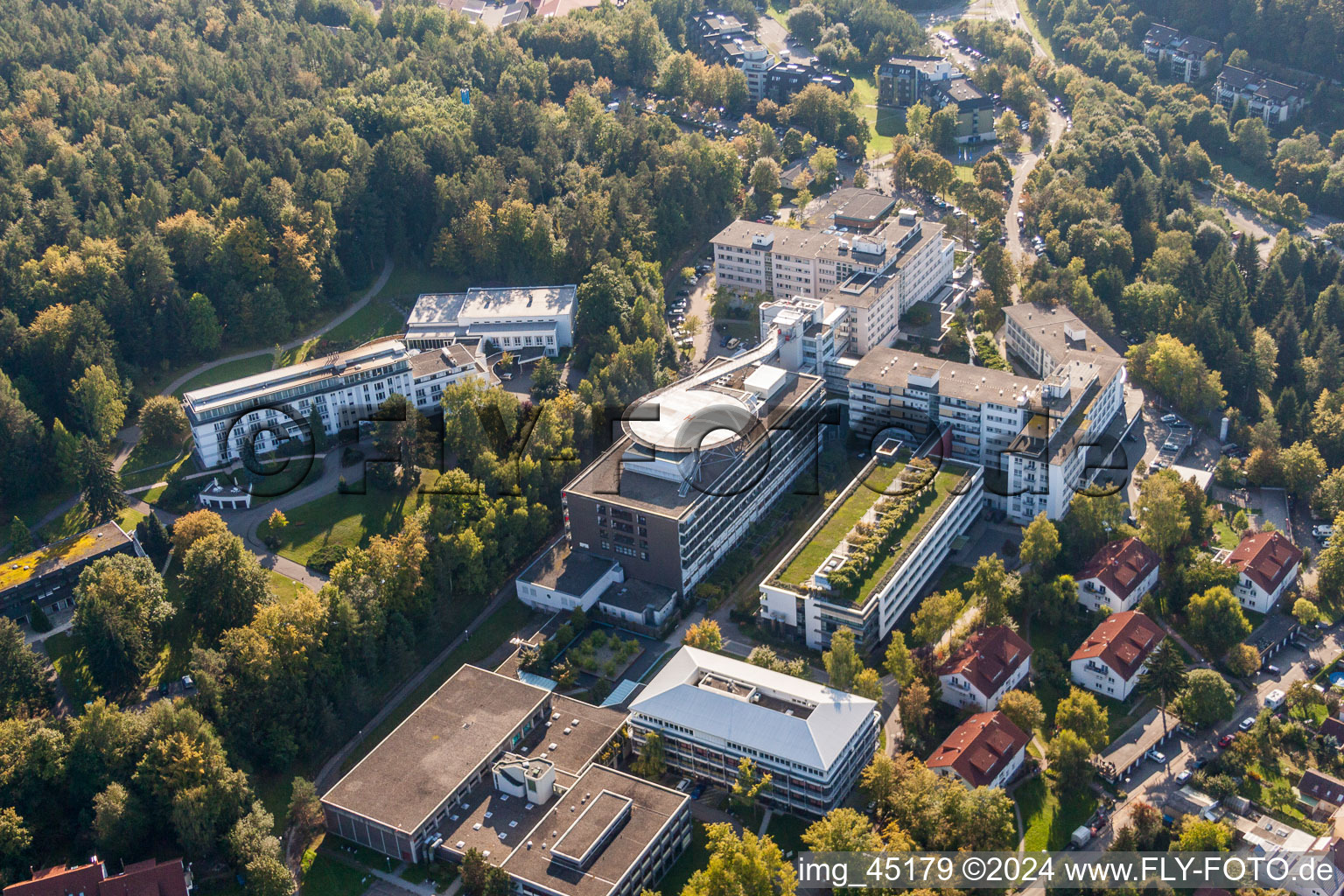 Vue aérienne de Terrain de la clinique de l'hôpital SRH Klinikum Karlsbad-Langensteinbach GmbH à le quartier Langensteinbach in Karlsbad dans le département Bade-Wurtemberg, Allemagne