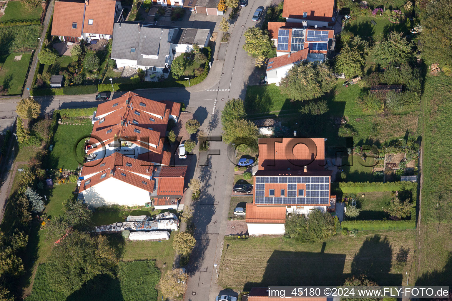 Rue Mozart à le quartier Langensteinbach in Karlsbad dans le département Bade-Wurtemberg, Allemagne vue d'en haut