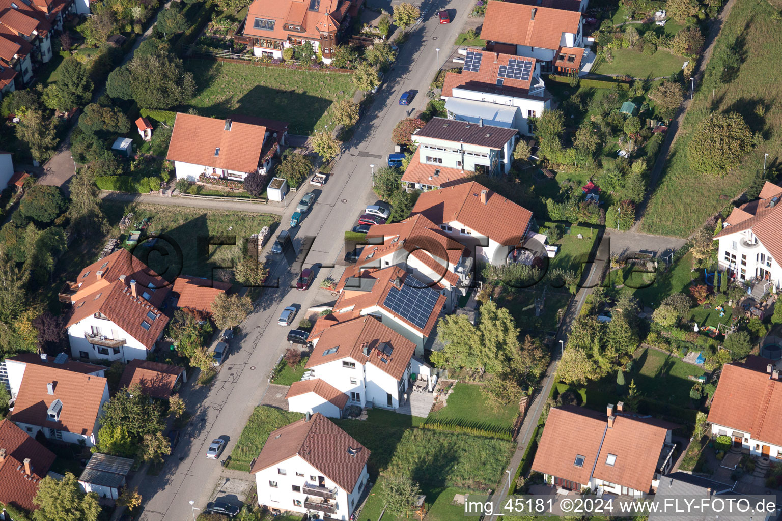 Rue Mozart à le quartier Langensteinbach in Karlsbad dans le département Bade-Wurtemberg, Allemagne depuis l'avion