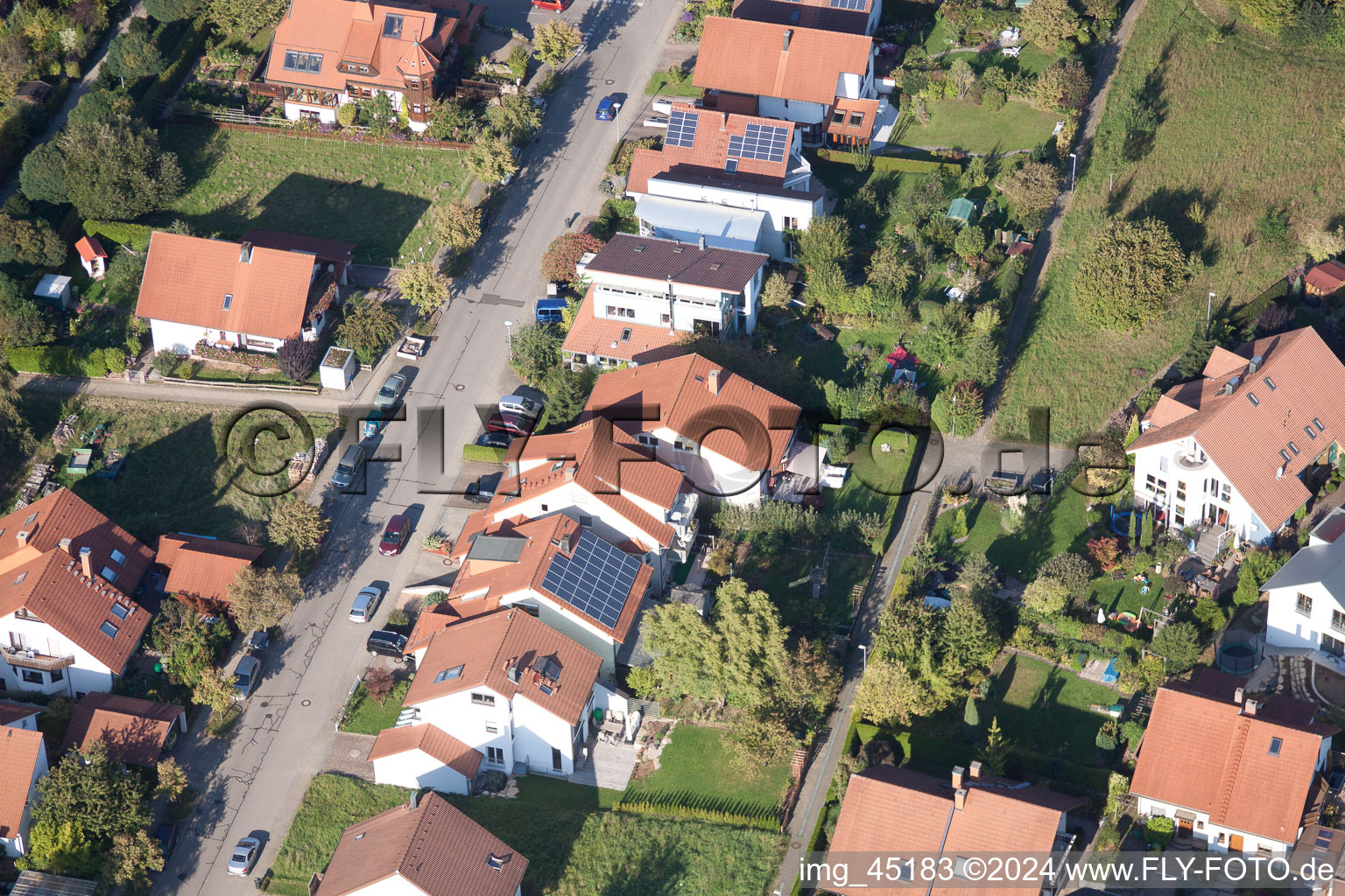 Vue d'oiseau de Rue Mozart à le quartier Langensteinbach in Karlsbad dans le département Bade-Wurtemberg, Allemagne