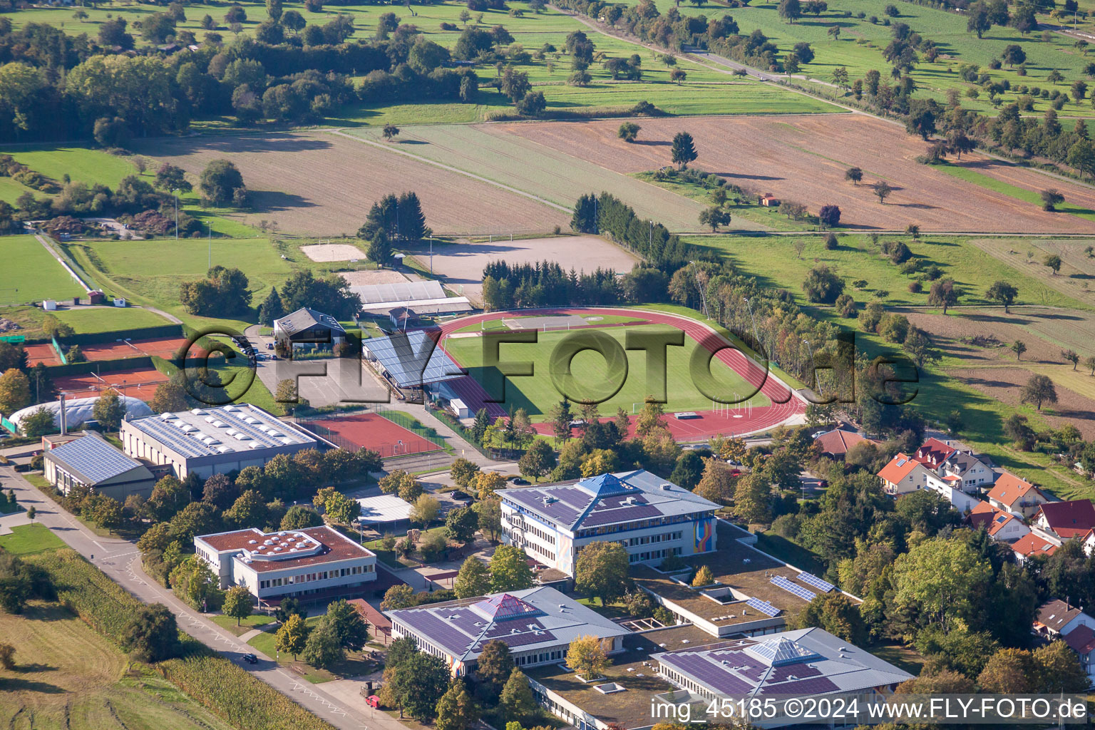 Vue aérienne de Ensemble des terrains de sport du TC Langensteinbach et du lycée Karlsbad à le quartier Langensteinbach in Karlsbad dans le département Bade-Wurtemberg, Allemagne