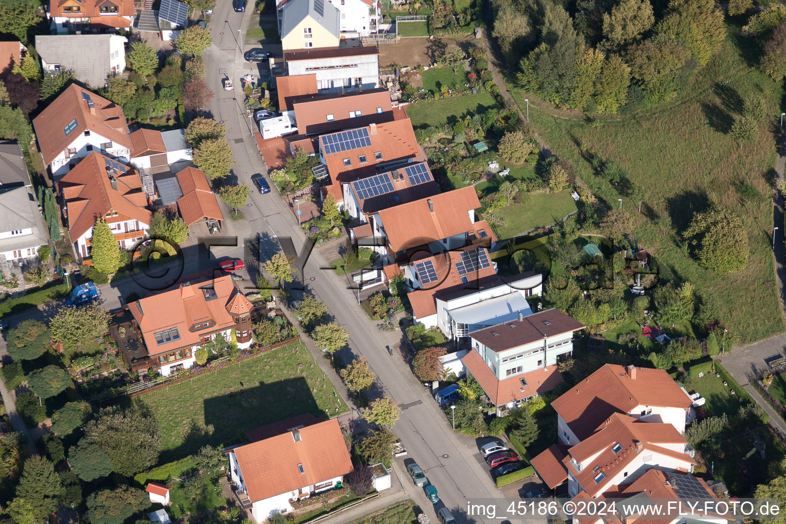 Rue Mozart à le quartier Langensteinbach in Karlsbad dans le département Bade-Wurtemberg, Allemagne vue du ciel