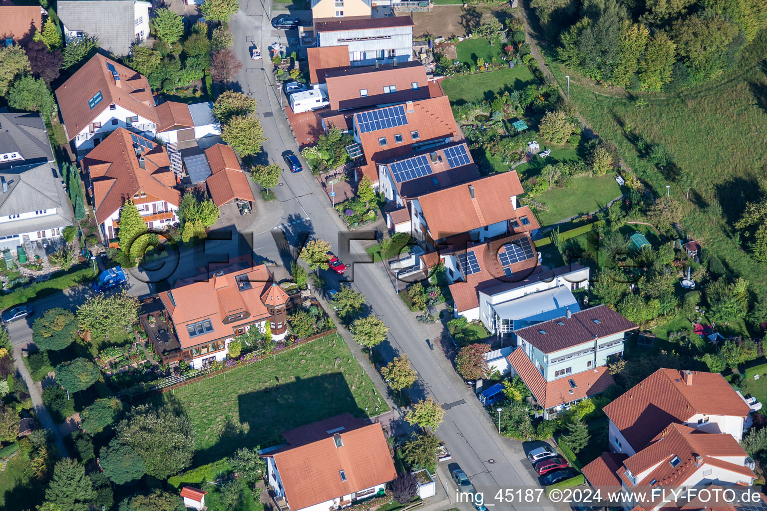 Rue Mozart à le quartier Langensteinbach in Karlsbad dans le département Bade-Wurtemberg, Allemagne vue d'en haut