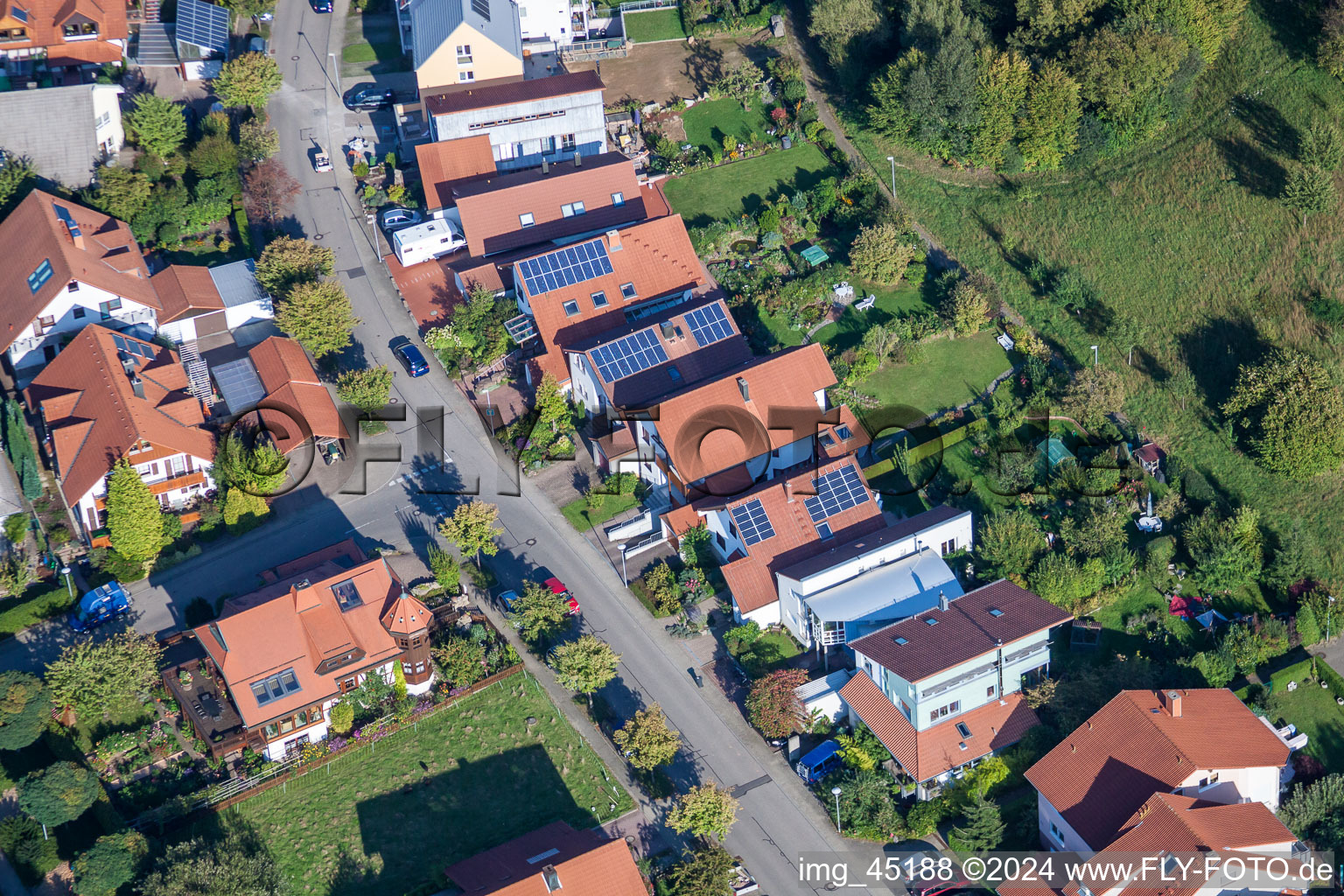 Rue Mozart à le quartier Langensteinbach in Karlsbad dans le département Bade-Wurtemberg, Allemagne depuis l'avion