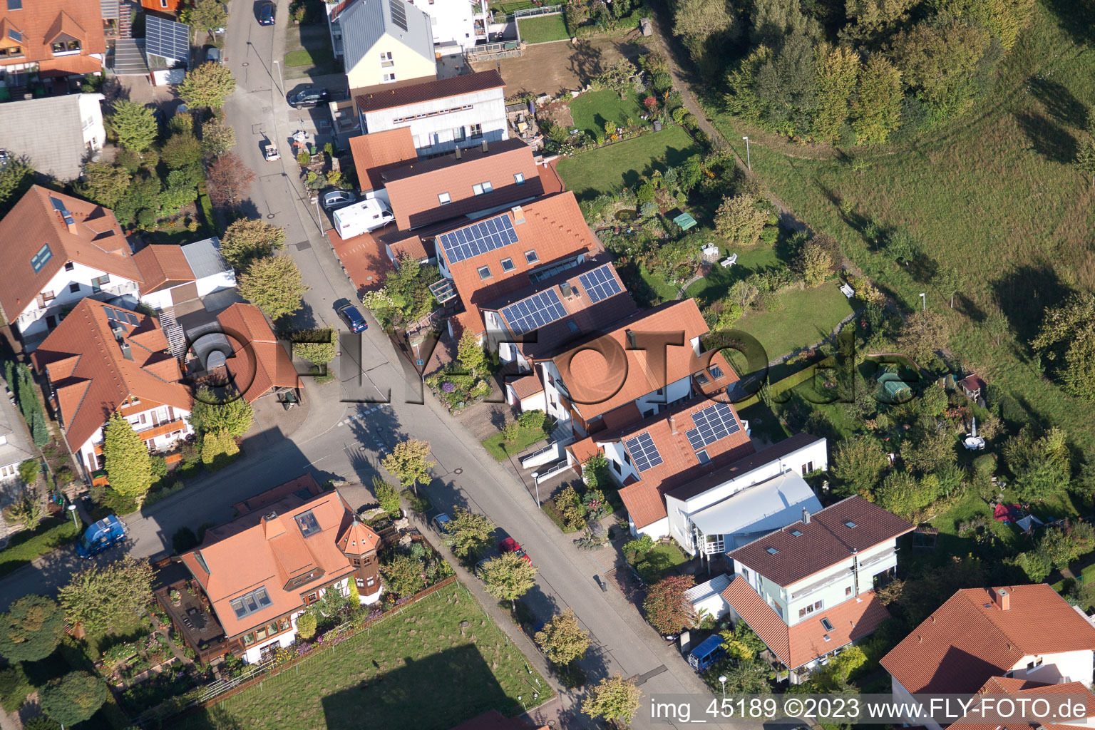 Enregistrement par drone de Rue Mozart à le quartier Langensteinbach in Karlsbad dans le département Bade-Wurtemberg, Allemagne