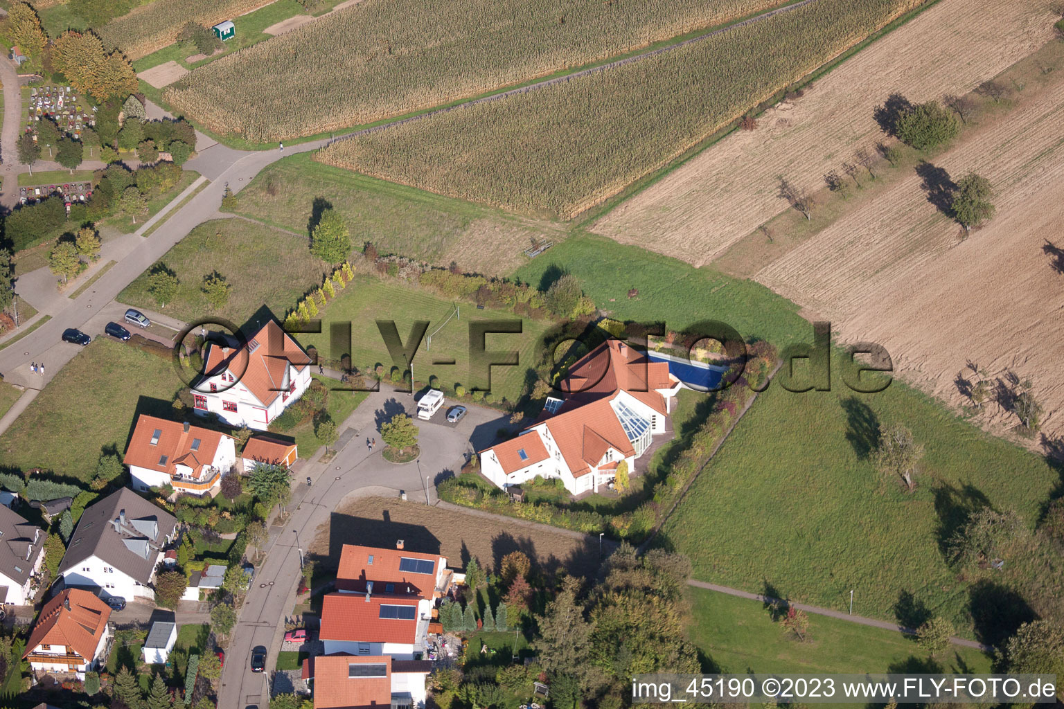 Vue aérienne de Rue des Lilas à le quartier Langensteinbach in Karlsbad dans le département Bade-Wurtemberg, Allemagne