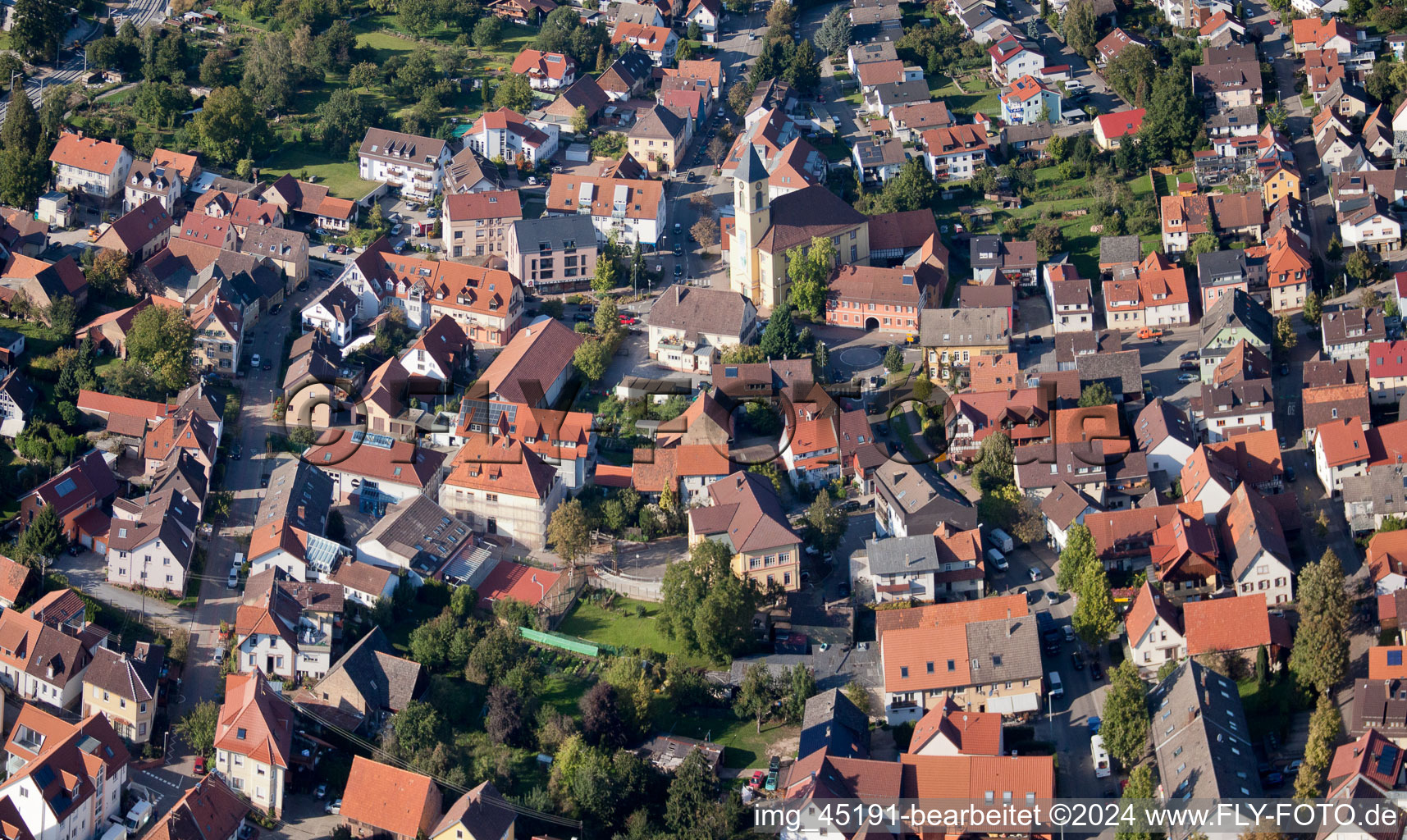 Rue Haupt à le quartier Langensteinbach in Karlsbad dans le département Bade-Wurtemberg, Allemagne d'un drone