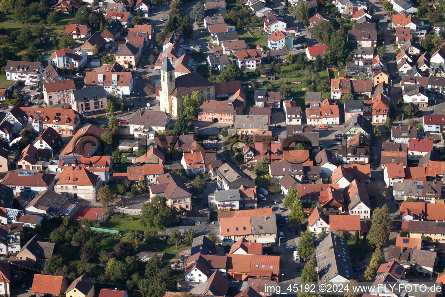 Vue aérienne de Rue Haupt à le quartier Langensteinbach in Karlsbad dans le département Bade-Wurtemberg, Allemagne