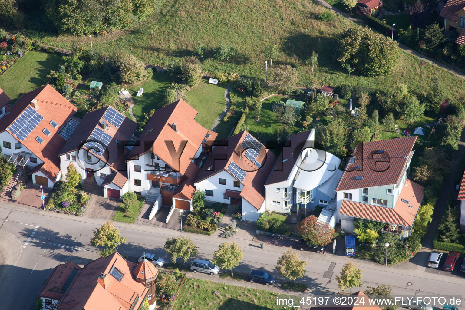 Rue Mozart à le quartier Langensteinbach in Karlsbad dans le département Bade-Wurtemberg, Allemagne du point de vue du drone