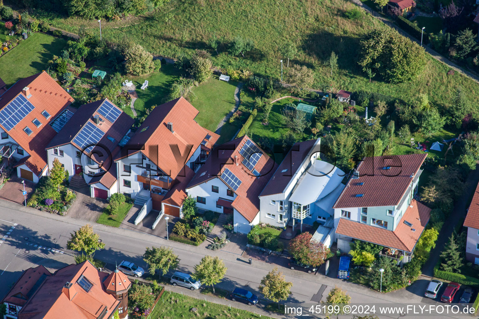 Vue d'oiseau de Rue Mozart à le quartier Langensteinbach in Karlsbad dans le département Bade-Wurtemberg, Allemagne