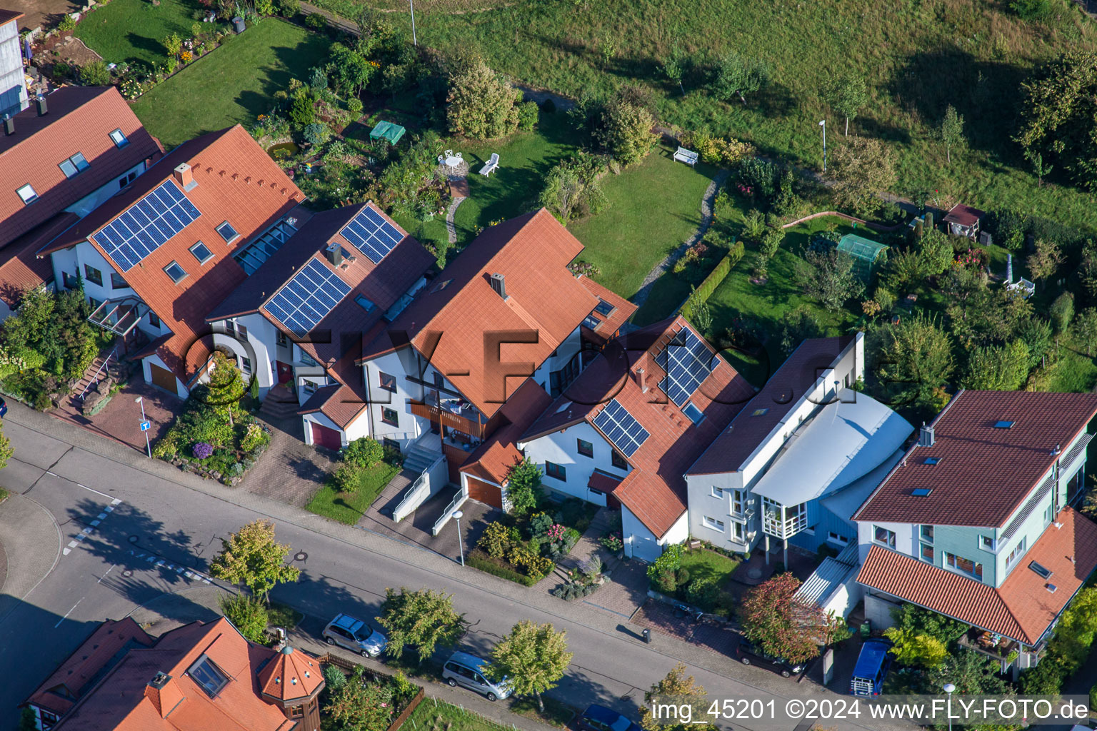 Rue Mozart à le quartier Langensteinbach in Karlsbad dans le département Bade-Wurtemberg, Allemagne vue du ciel