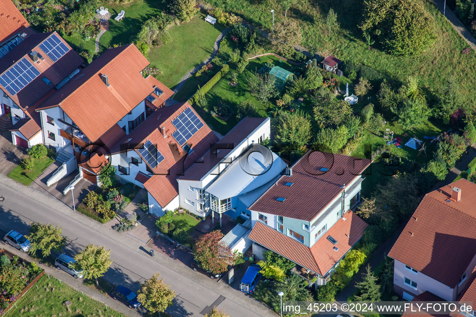 Enregistrement par drone de Rue Mozart à le quartier Langensteinbach in Karlsbad dans le département Bade-Wurtemberg, Allemagne