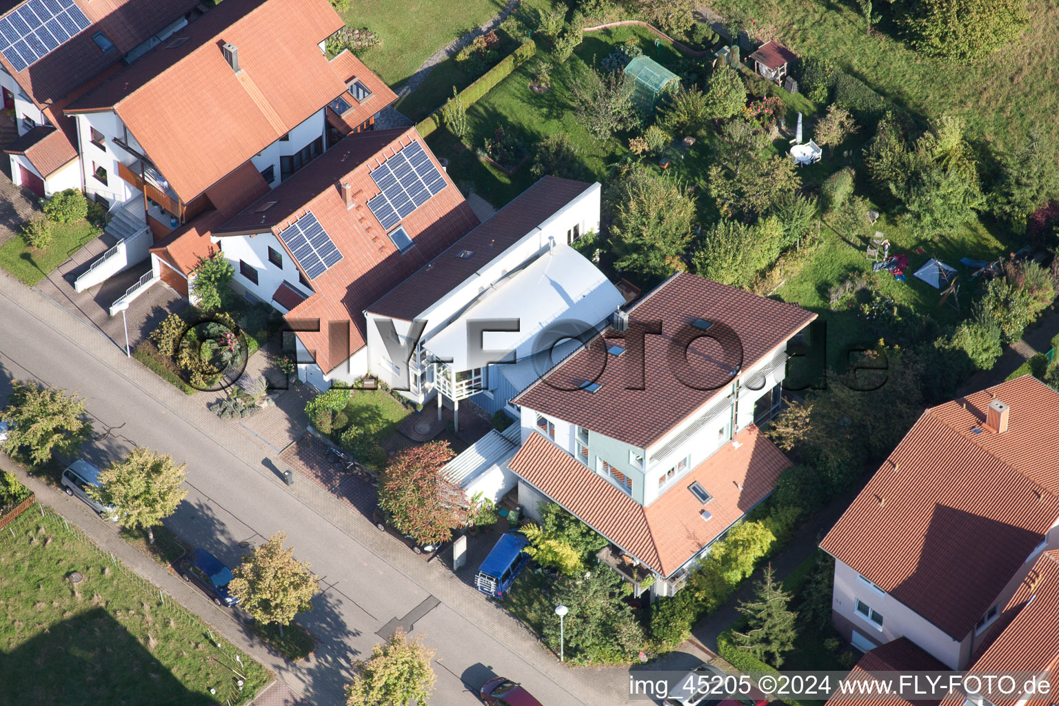 Rue Mozart à le quartier Langensteinbach in Karlsbad dans le département Bade-Wurtemberg, Allemagne d'un drone