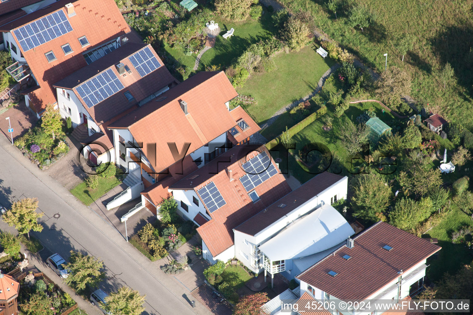 Rue Mozart à le quartier Langensteinbach in Karlsbad dans le département Bade-Wurtemberg, Allemagne vu d'un drone