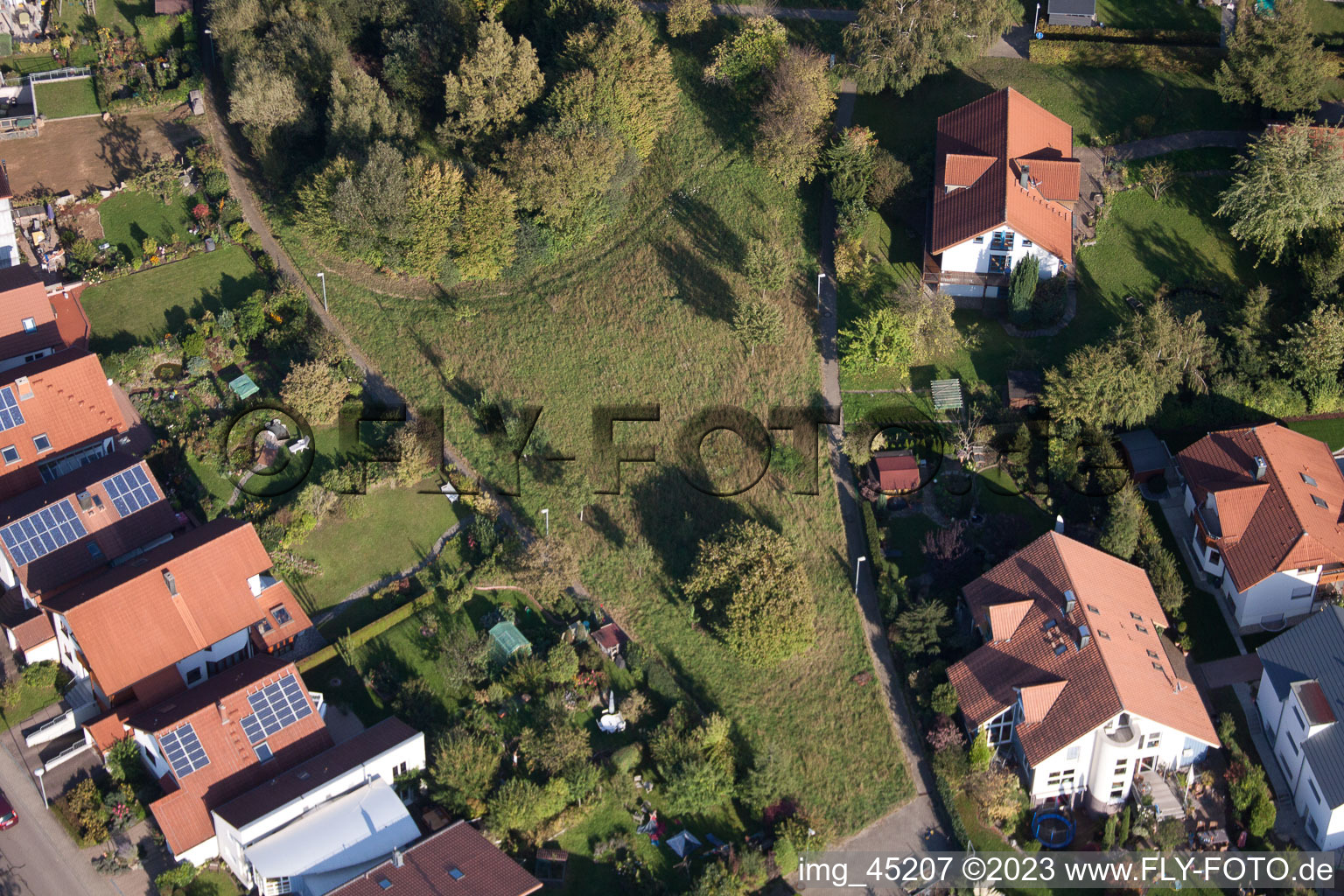 Vue aérienne de Rue Mozart à le quartier Langensteinbach in Karlsbad dans le département Bade-Wurtemberg, Allemagne