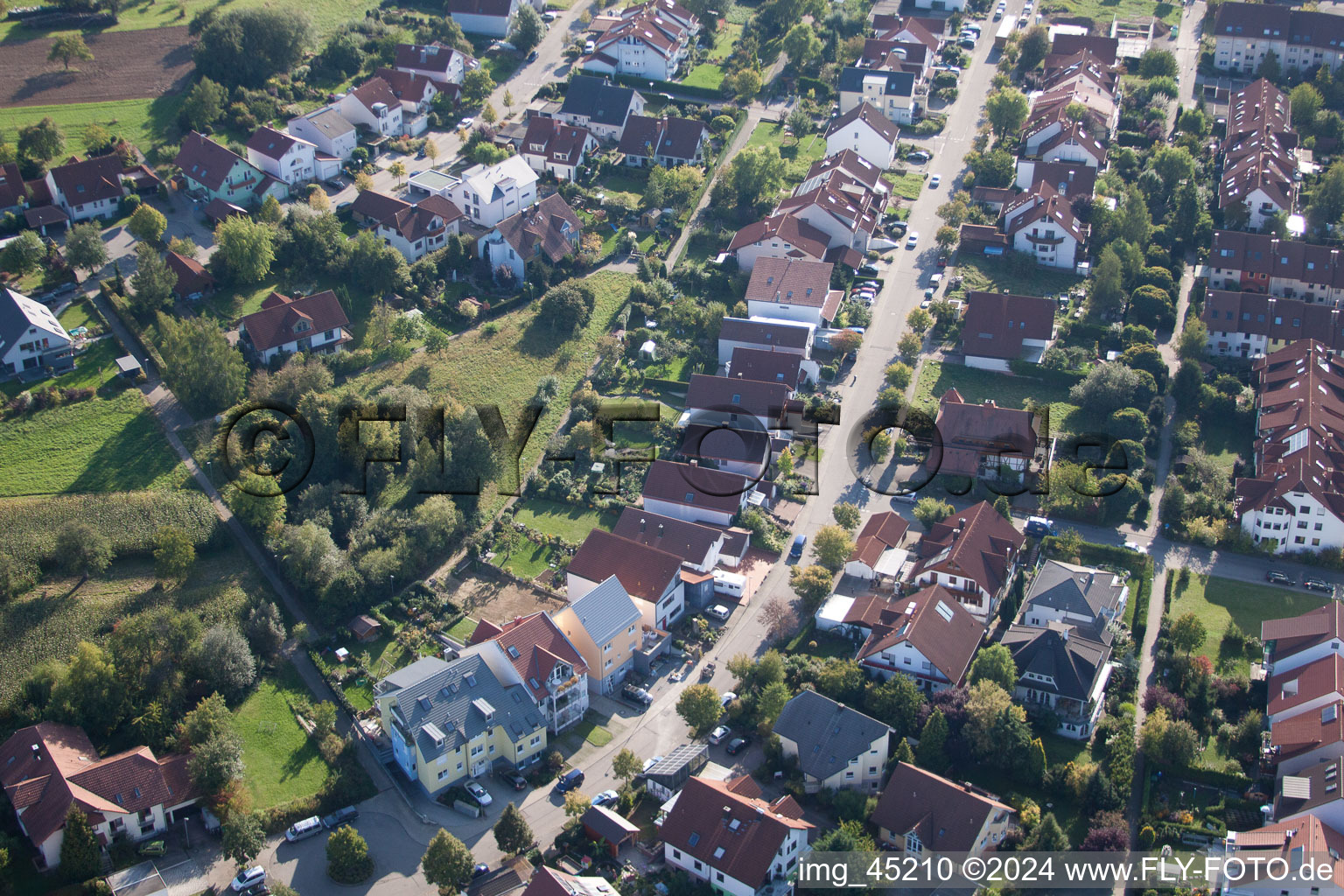 Vue oblique de Rue Mozart à le quartier Langensteinbach in Karlsbad dans le département Bade-Wurtemberg, Allemagne