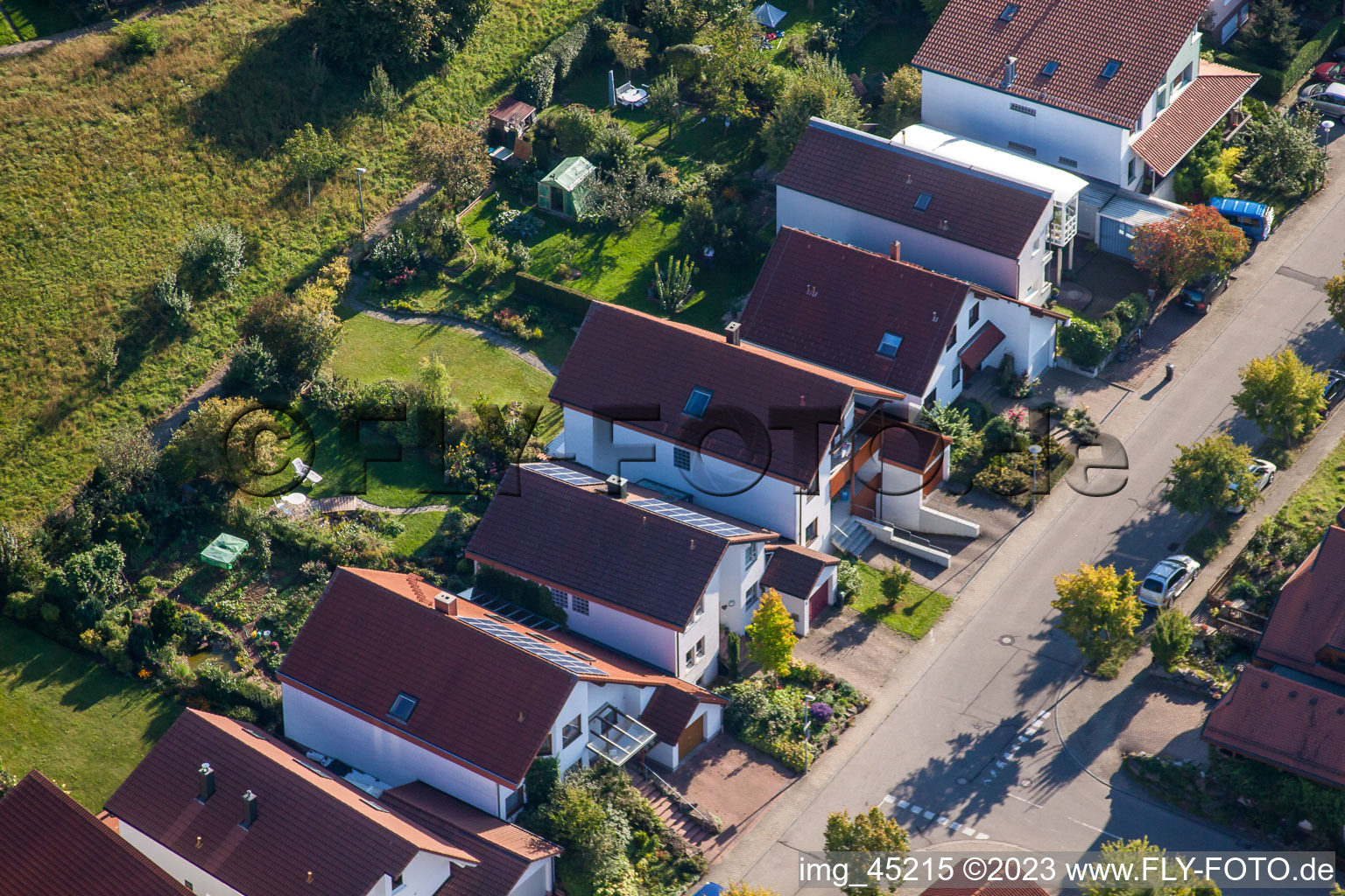 Rue Mozart à le quartier Langensteinbach in Karlsbad dans le département Bade-Wurtemberg, Allemagne du point de vue du drone