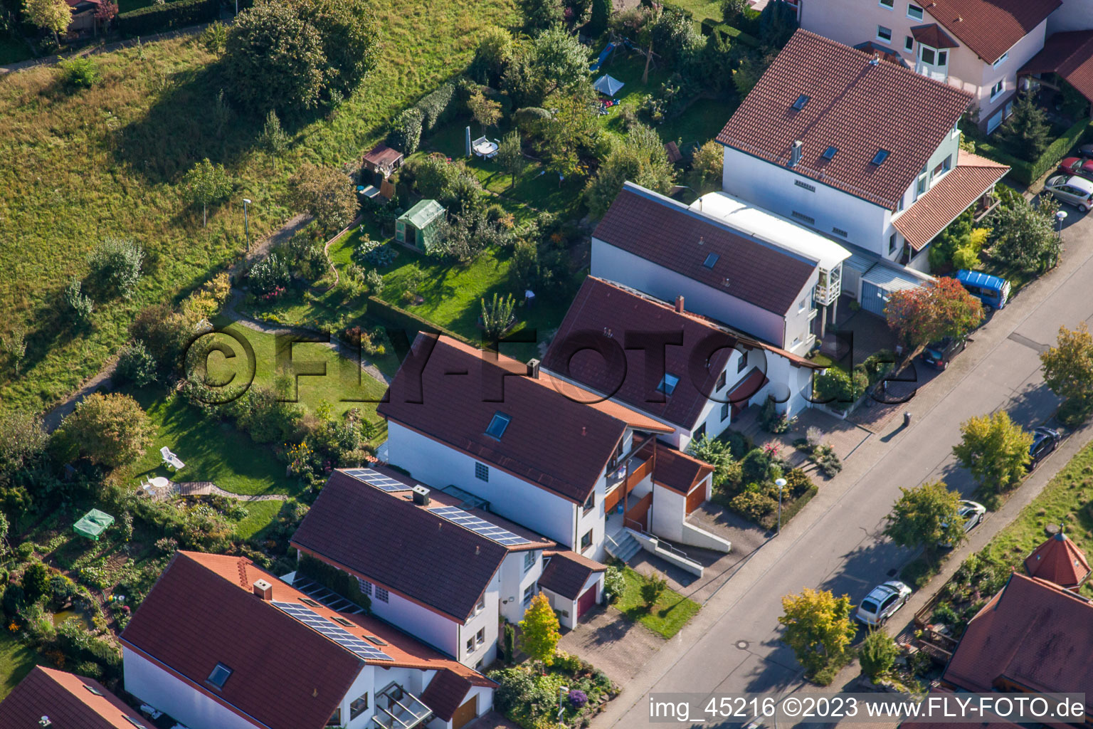 Rue Mozart à le quartier Langensteinbach in Karlsbad dans le département Bade-Wurtemberg, Allemagne d'un drone