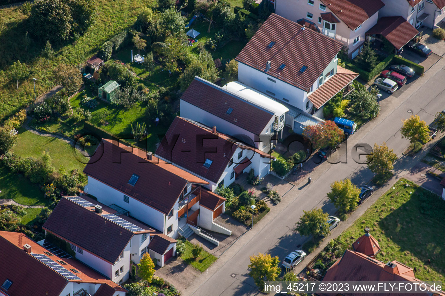 Rue Mozart à le quartier Langensteinbach in Karlsbad dans le département Bade-Wurtemberg, Allemagne vu d'un drone