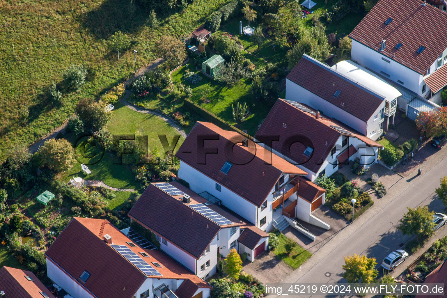 Vue aérienne de Rue Mozart à le quartier Langensteinbach in Karlsbad dans le département Bade-Wurtemberg, Allemagne