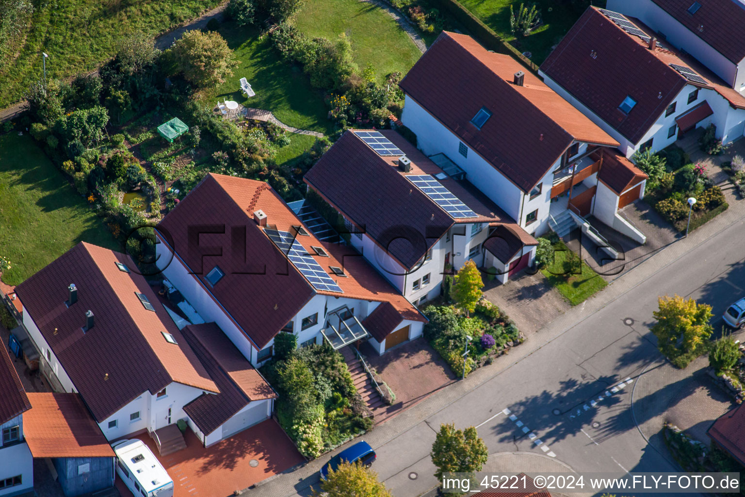 Vue oblique de Rue Mozart à le quartier Langensteinbach in Karlsbad dans le département Bade-Wurtemberg, Allemagne