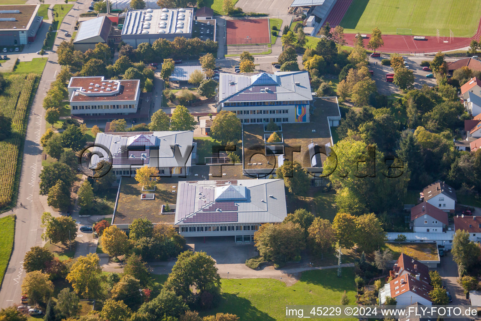 Vue aérienne de Ensemble des terrains de sport du TC Langensteinbach et du lycée Karlsbad à le quartier Langensteinbach in Karlsbad dans le département Bade-Wurtemberg, Allemagne