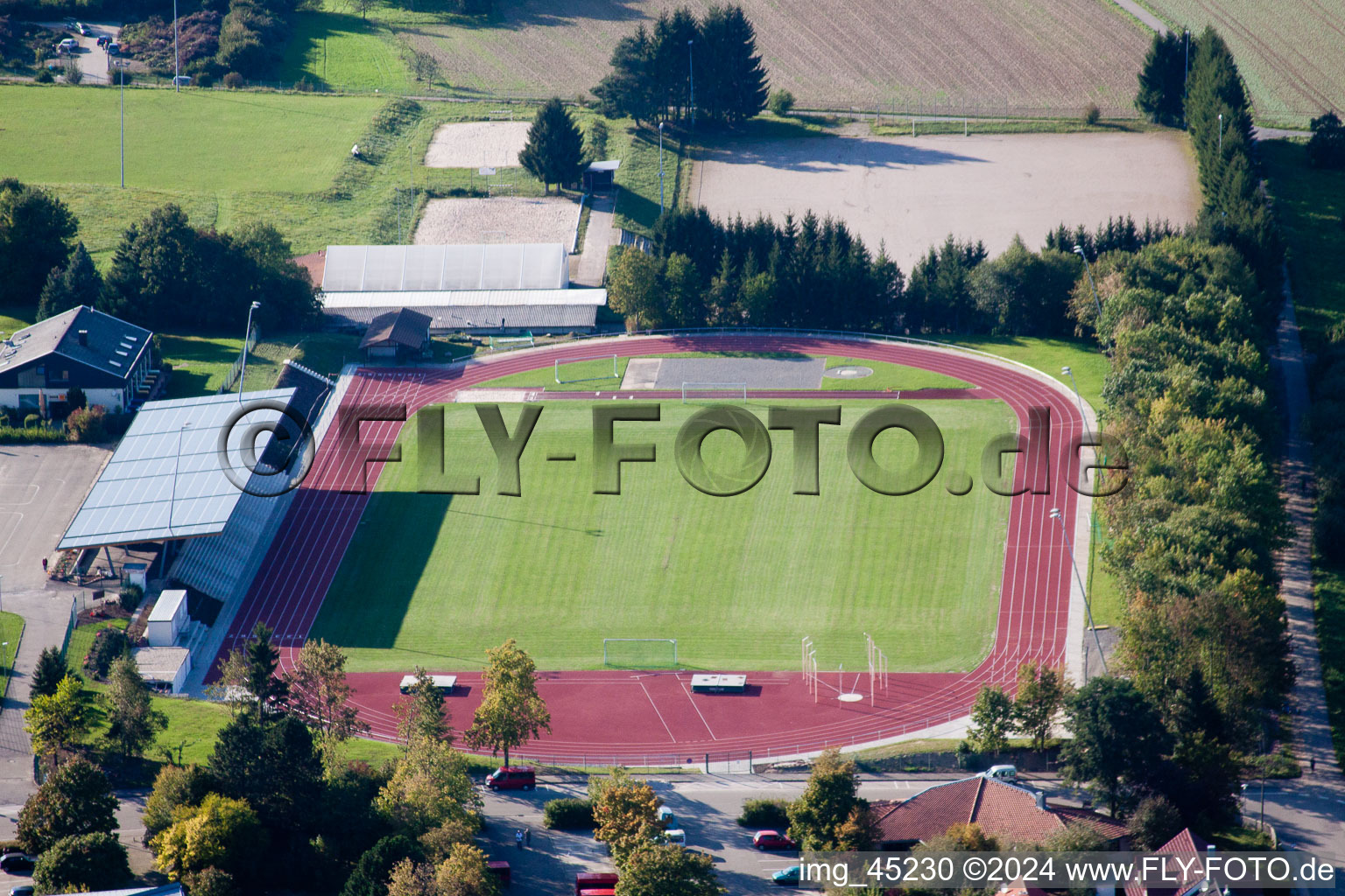 Vue oblique de Ensemble d'installations de terrains de sport dans les écoles à le quartier Langensteinbach in Karlsbad dans le département Bade-Wurtemberg, Allemagne