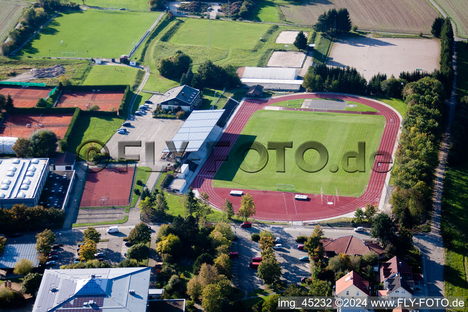 Ensemble d'installations de terrains de sport dans les écoles à le quartier Langensteinbach in Karlsbad dans le département Bade-Wurtemberg, Allemagne d'en haut