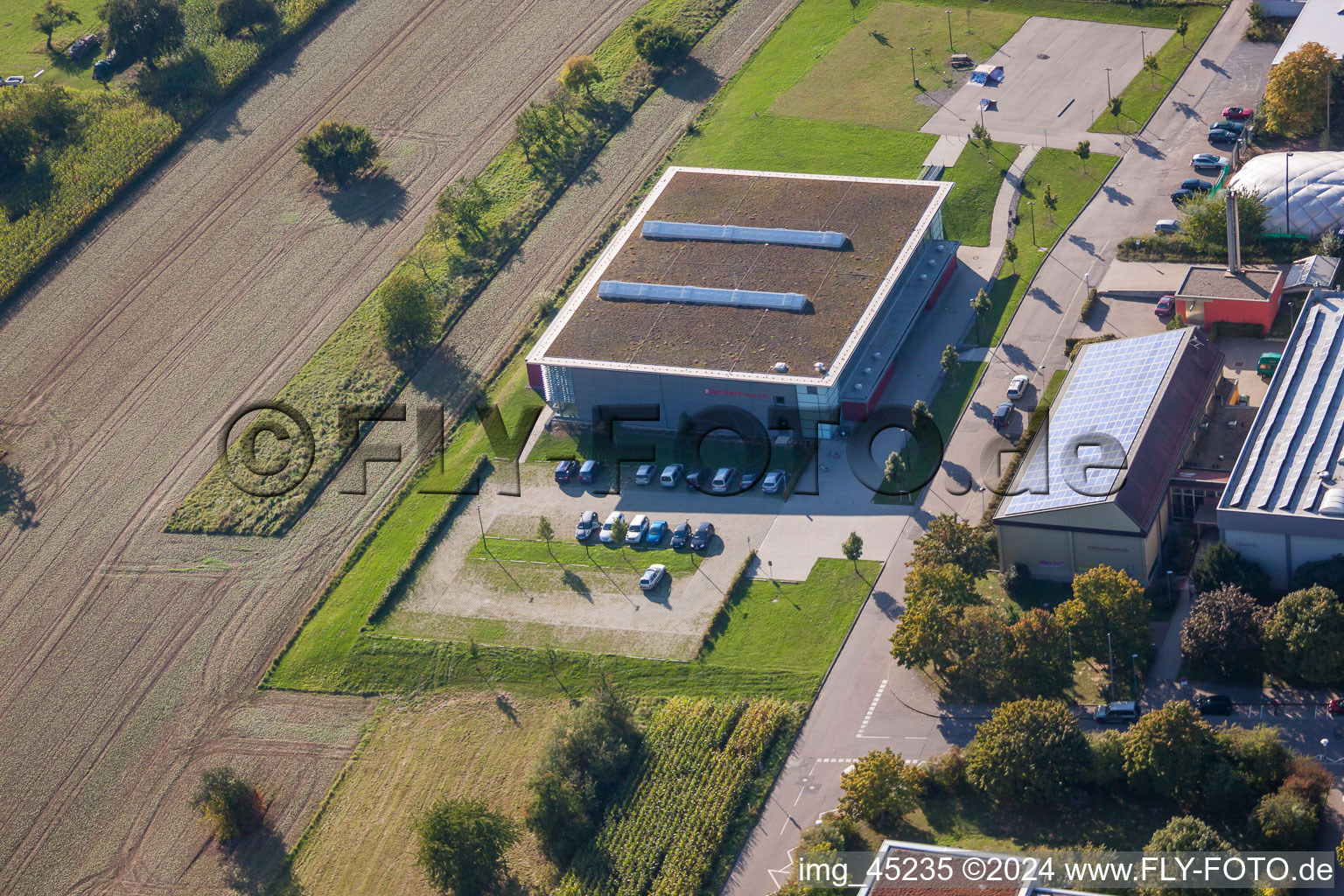 Vue oblique de Ensemble des terrains de sport du TC Langensteinbach et du lycée Karlsbad à le quartier Langensteinbach in Karlsbad dans le département Bade-Wurtemberg, Allemagne