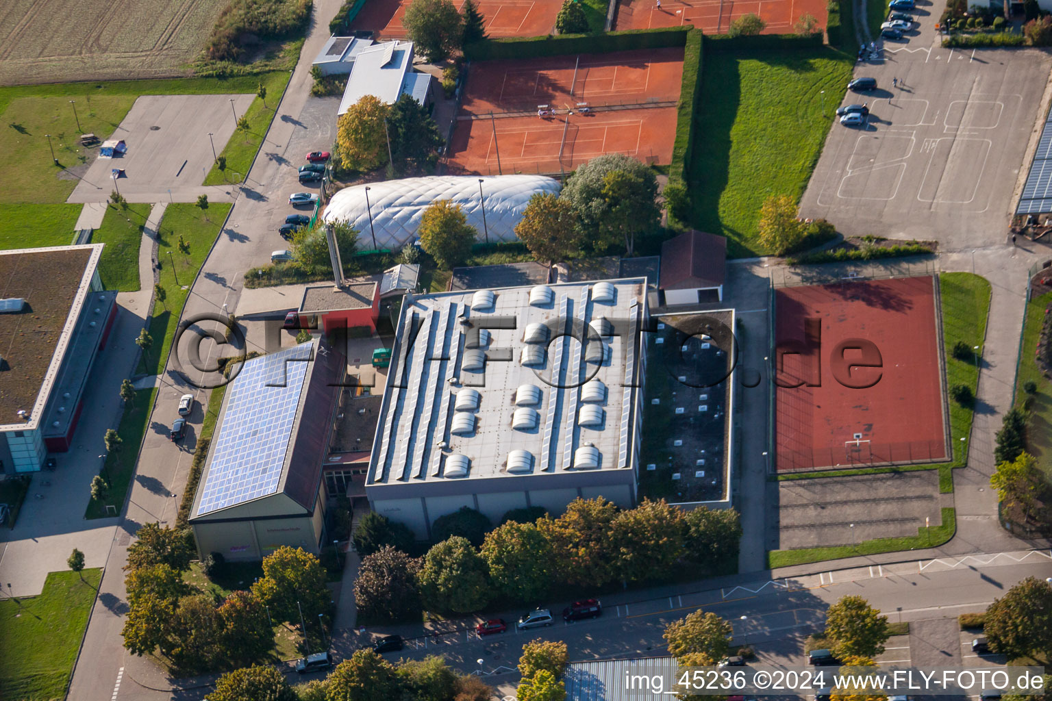 Ensemble des terrains de sport du TC Langensteinbach et du lycée Karlsbad à le quartier Langensteinbach in Karlsbad dans le département Bade-Wurtemberg, Allemagne d'en haut