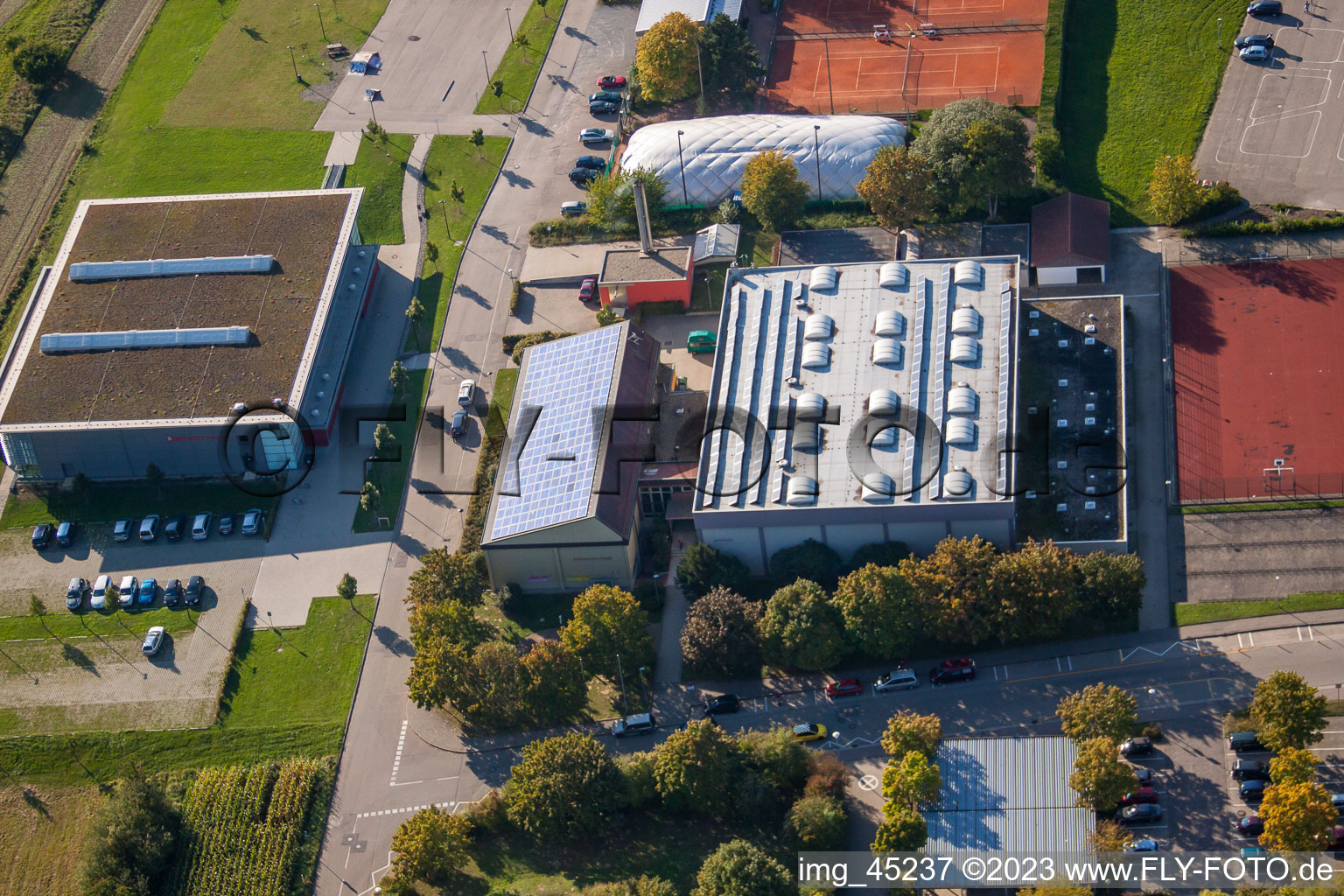 Ensemble des terrains de sport du TC Langensteinbach et du lycée Karlsbad à le quartier Langensteinbach in Karlsbad dans le département Bade-Wurtemberg, Allemagne hors des airs