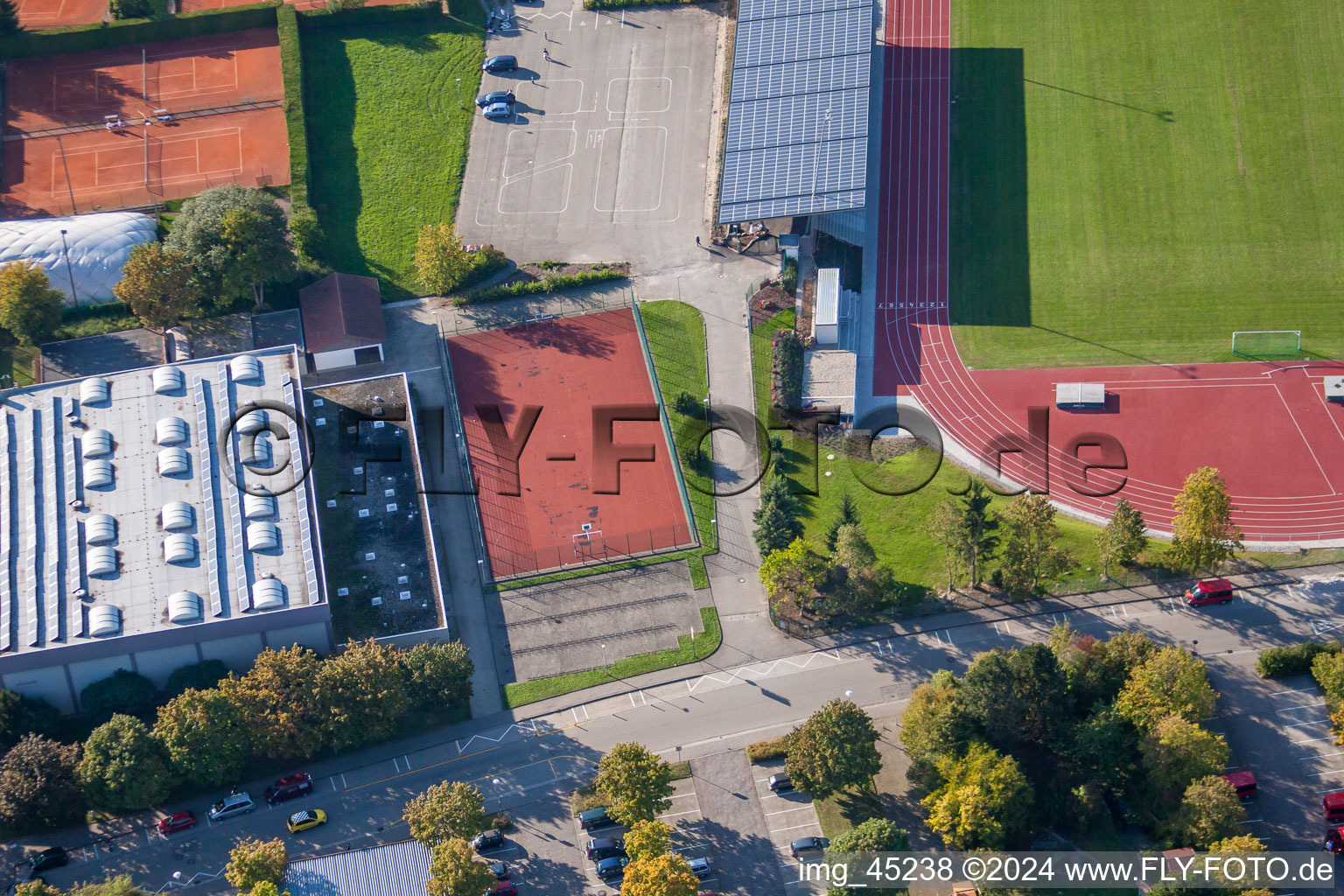 Terrains de sport de SV-1899 eV Langensteinbach à le quartier Langensteinbach in Karlsbad dans le département Bade-Wurtemberg, Allemagne d'un drone