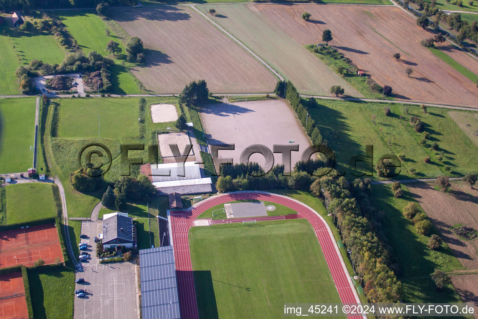 Vue aérienne de Terrains de sport de SV-1899 eV Langensteinbach à le quartier Langensteinbach in Karlsbad dans le département Bade-Wurtemberg, Allemagne