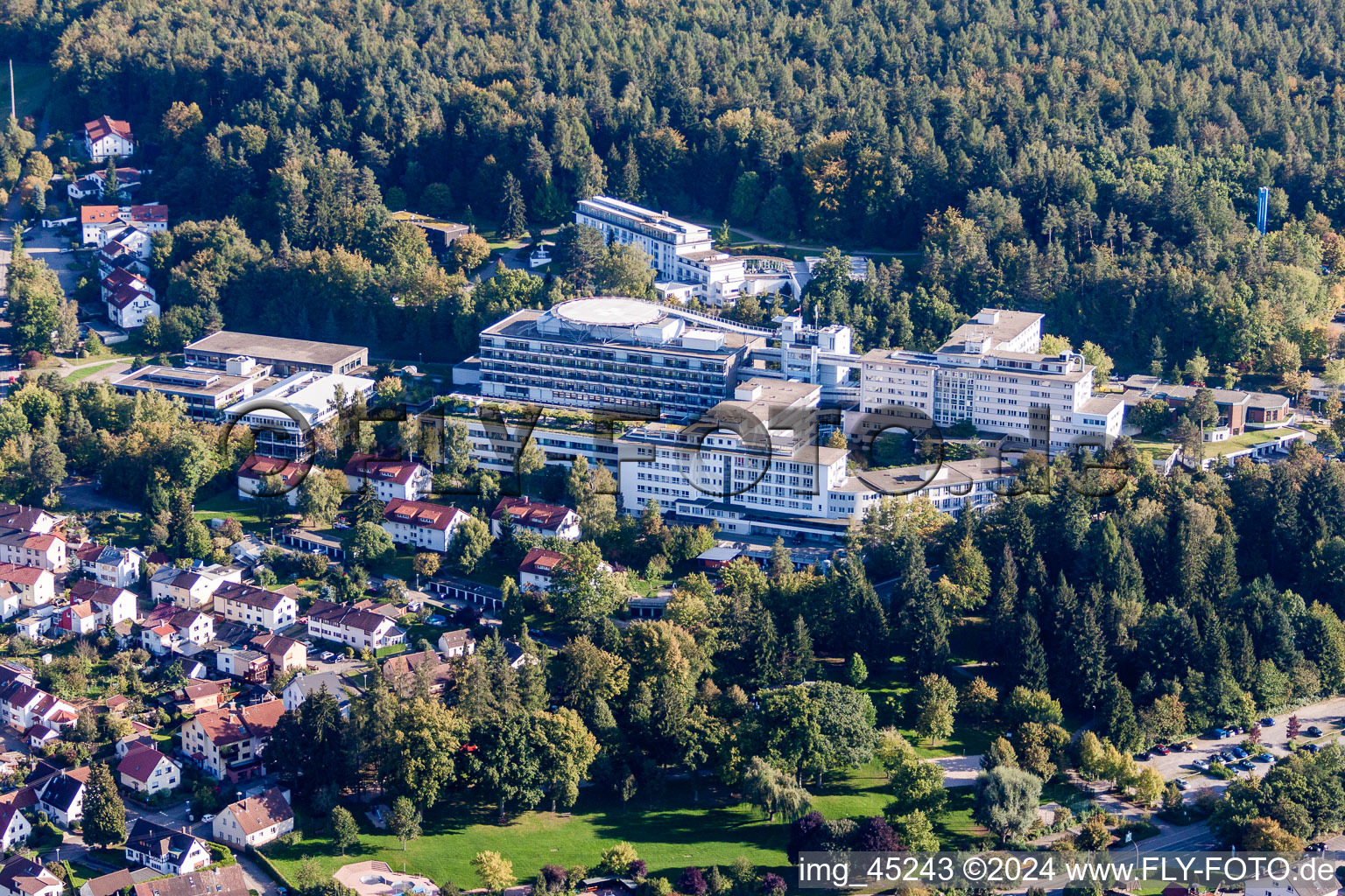 Photographie aérienne de Terrain de la clinique de l'hôpital SRH Klinikum Karlsbad-Langensteinbach GmbH à le quartier Langensteinbach in Karlsbad dans le département Bade-Wurtemberg, Allemagne