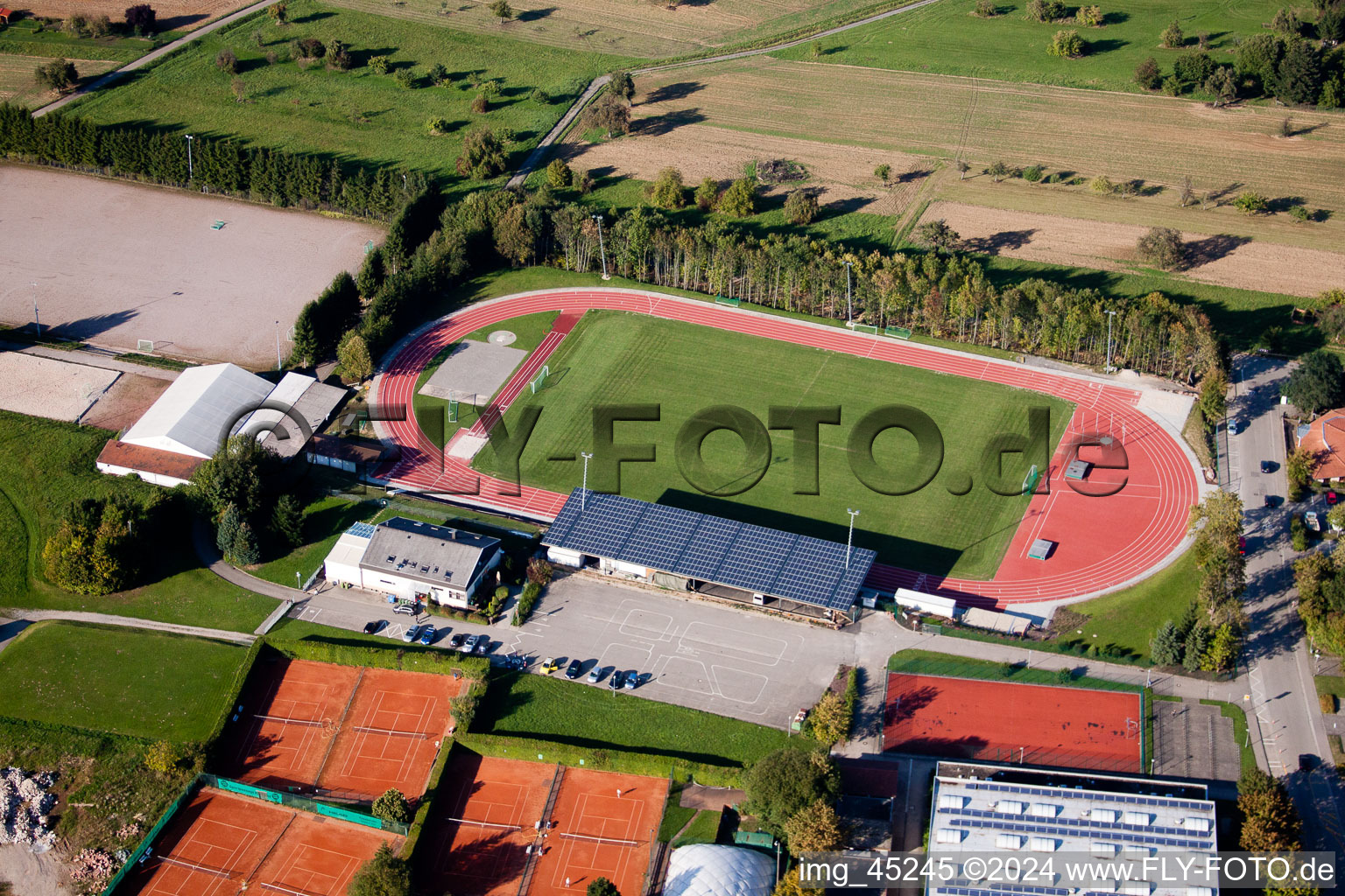 Ensemble d'installations de terrains de sport dans les écoles à le quartier Langensteinbach in Karlsbad dans le département Bade-Wurtemberg, Allemagne hors des airs