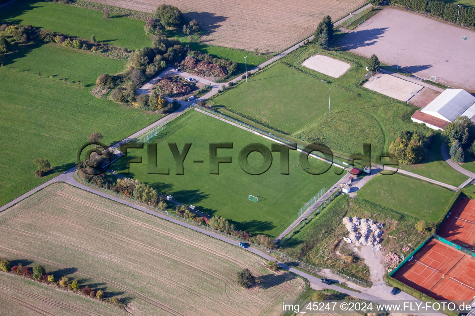 Vue oblique de Terrains de sport de SV-1899 eV Langensteinbach à le quartier Langensteinbach in Karlsbad dans le département Bade-Wurtemberg, Allemagne