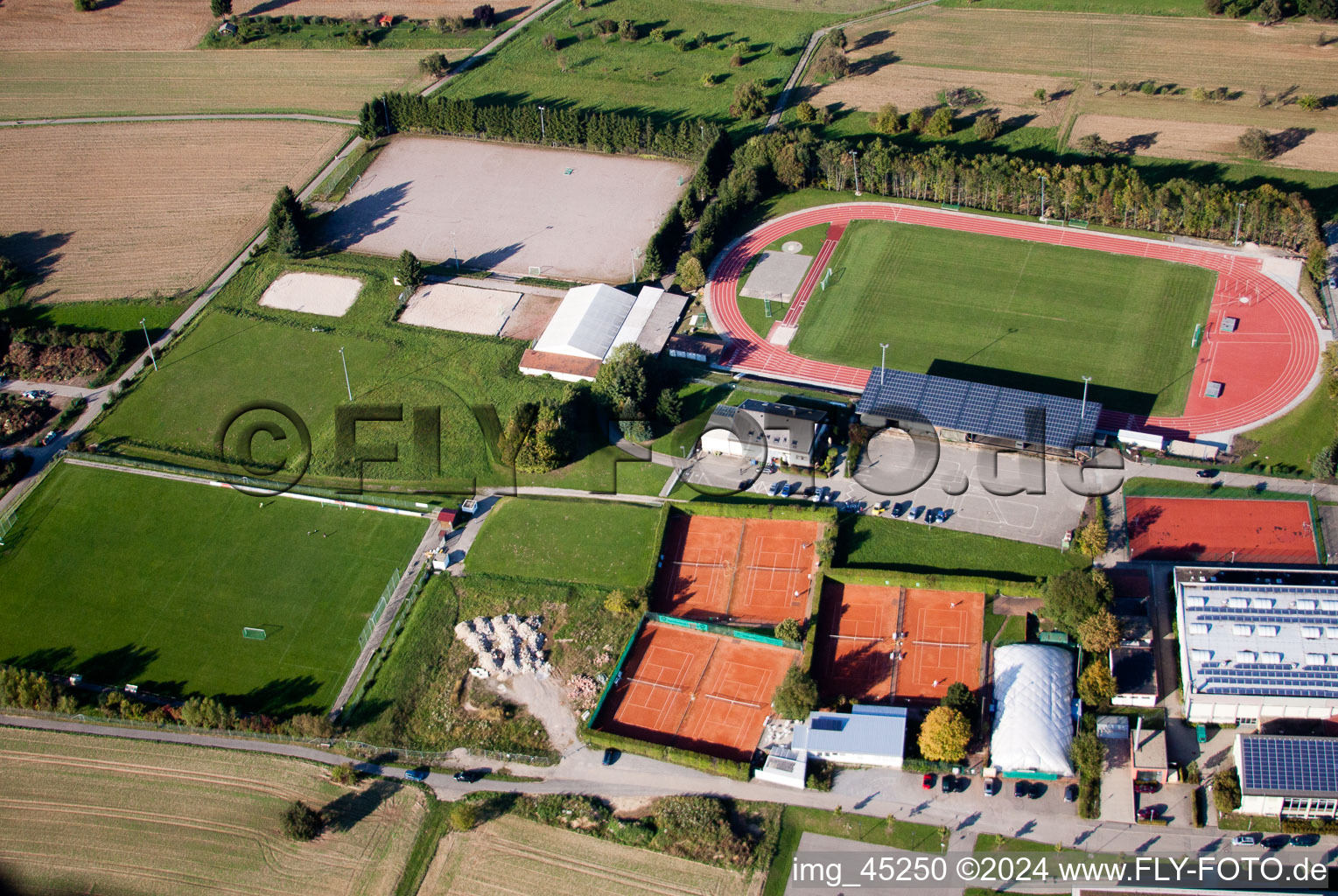 Ensemble d'installations de terrains de sport dans les écoles à le quartier Langensteinbach in Karlsbad dans le département Bade-Wurtemberg, Allemagne vue d'en haut