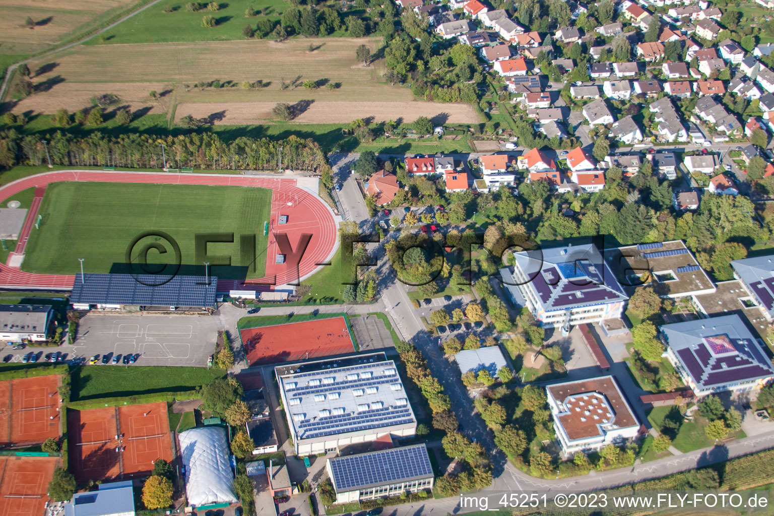 Ensemble des terrains de sport du TC Langensteinbach et du lycée Karlsbad à le quartier Langensteinbach in Karlsbad dans le département Bade-Wurtemberg, Allemagne vue d'en haut