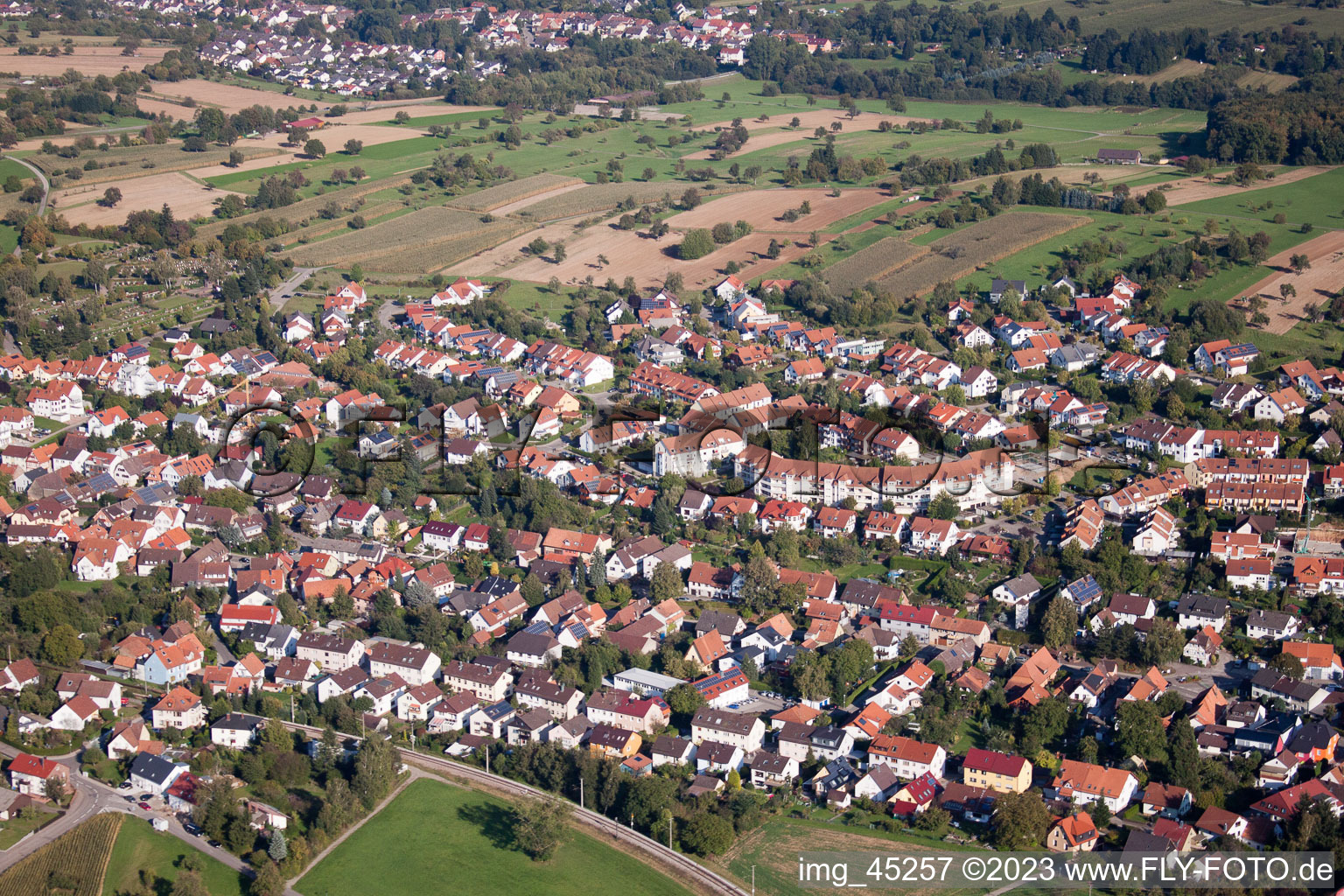 Vue aérienne de Dans les jardins des tailleurs à le quartier Langensteinbach in Karlsbad dans le département Bade-Wurtemberg, Allemagne