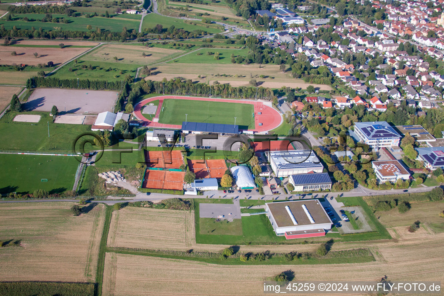 Terrains de sport de SV-1899 eV Langensteinbach à le quartier Langensteinbach in Karlsbad dans le département Bade-Wurtemberg, Allemagne d'en haut