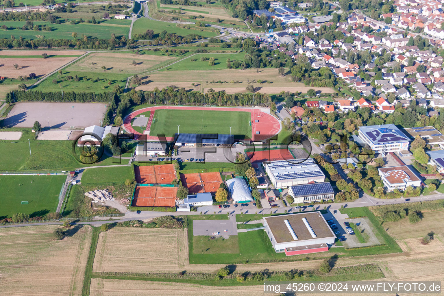 Vue aérienne de Ensemble d'installations de terrains de sport TC Langensteinbach à le quartier Langensteinbach in Karlsbad dans le département Bade-Wurtemberg, Allemagne