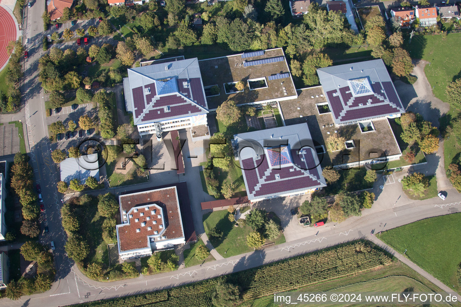 Vue aérienne de Bâtiment scolaire du lycée Karlsbad à le quartier Langensteinbach in Karlsbad dans le département Bade-Wurtemberg, Allemagne