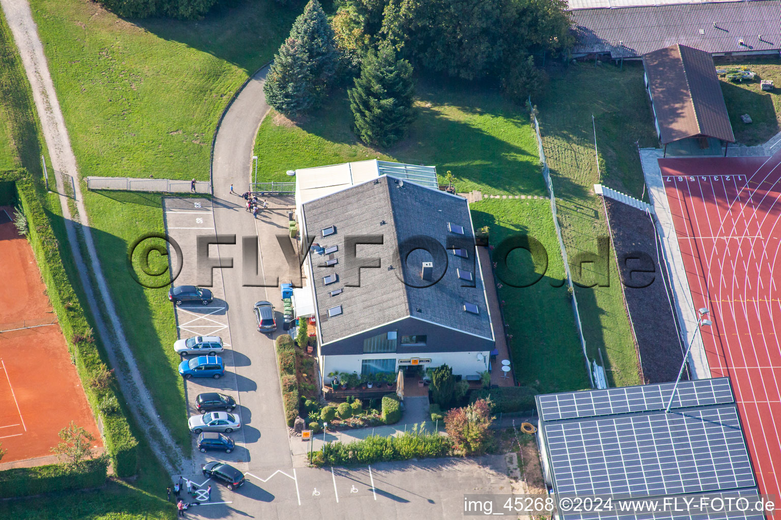 Terrains de sport de SV-1899 eV Langensteinbach à le quartier Langensteinbach in Karlsbad dans le département Bade-Wurtemberg, Allemagne vue d'en haut