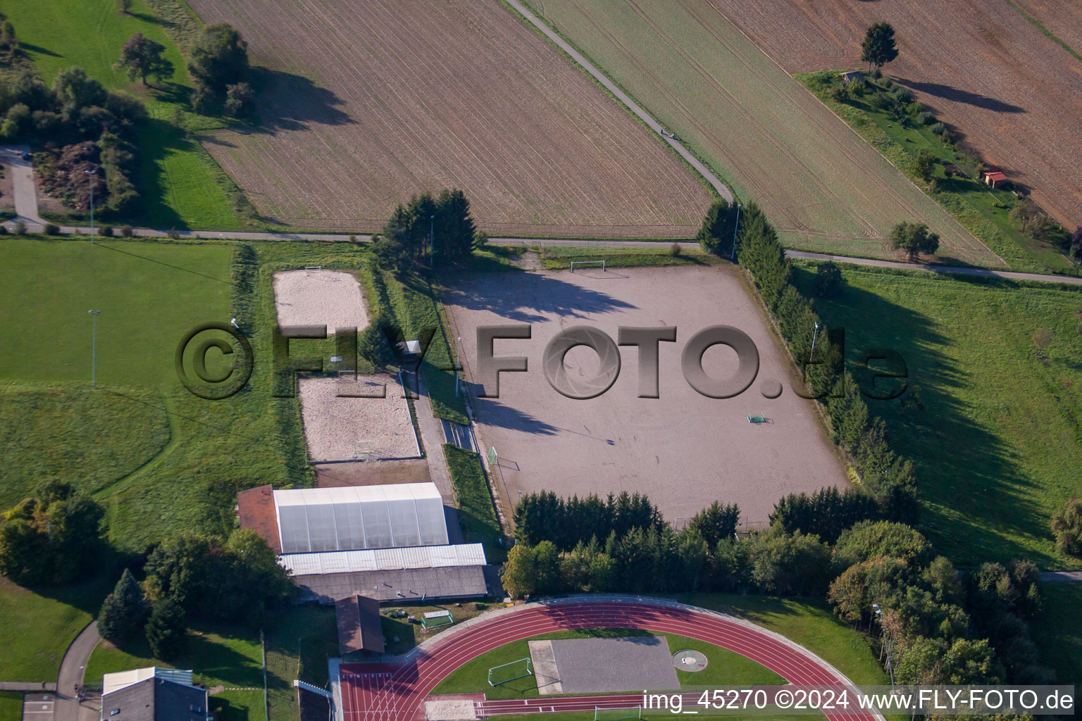 Terrains de sport de SV-1899 eV Langensteinbach à le quartier Langensteinbach in Karlsbad dans le département Bade-Wurtemberg, Allemagne depuis l'avion