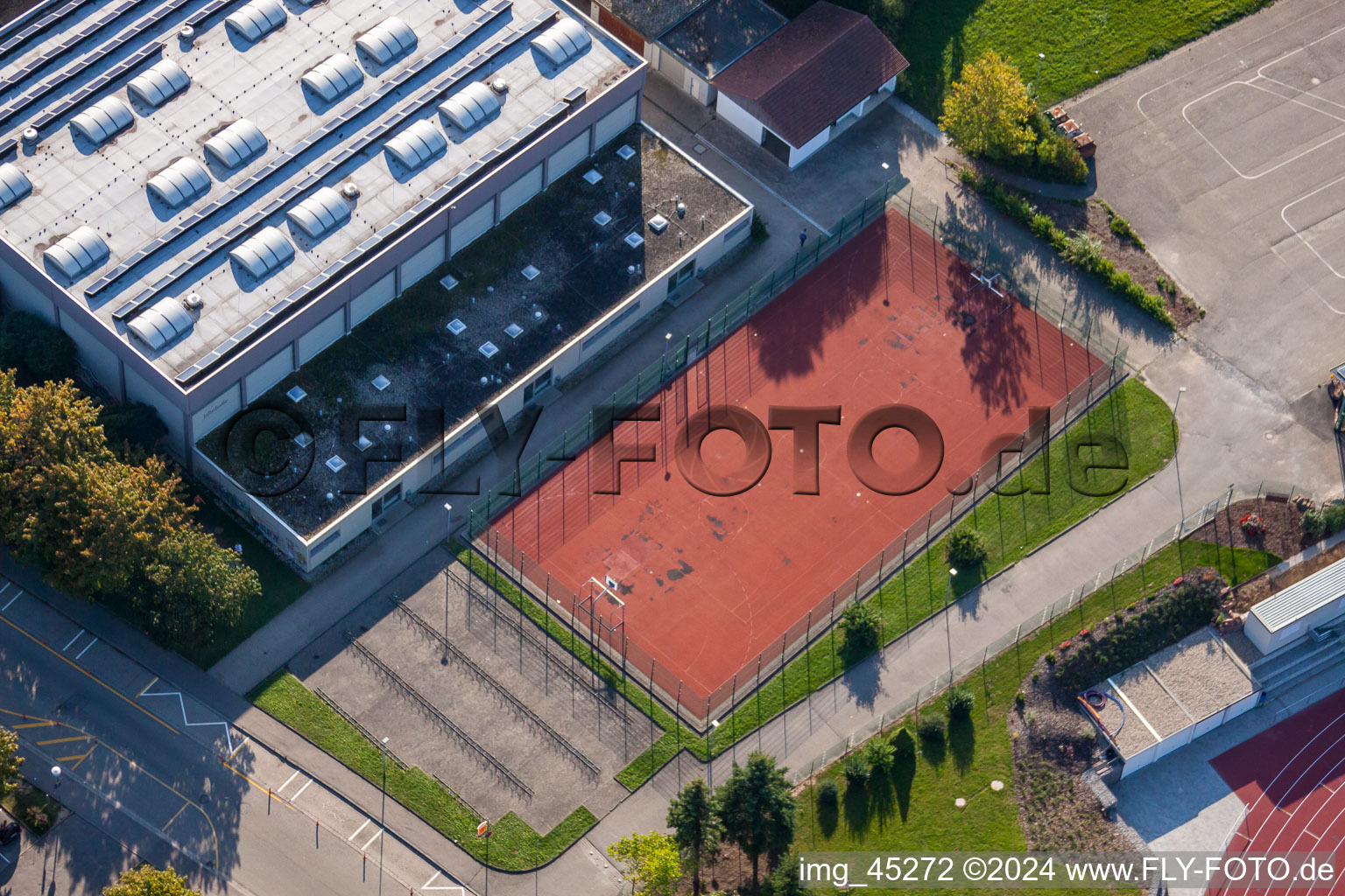 Vue d'oiseau de Terrains de sport de SV-1899 eV Langensteinbach à le quartier Langensteinbach in Karlsbad dans le département Bade-Wurtemberg, Allemagne